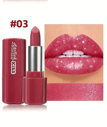Ruj Sun Sugar KISS nuanța 03 roz intens cu glitter sclipitor pe buze și ambalaj roz-fucsia

