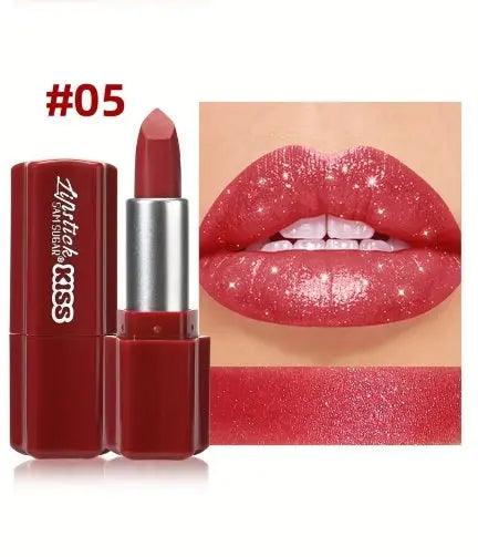 Ruj Sun Sugar KISS nuanța 05 roșu cărămiziu sclipitor aplicat pe buze și tub elegant

