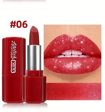 Ruj Sun Sugar KISS nuanța 06 roșu intens stacojiu cu sclipici diamant pe buze


